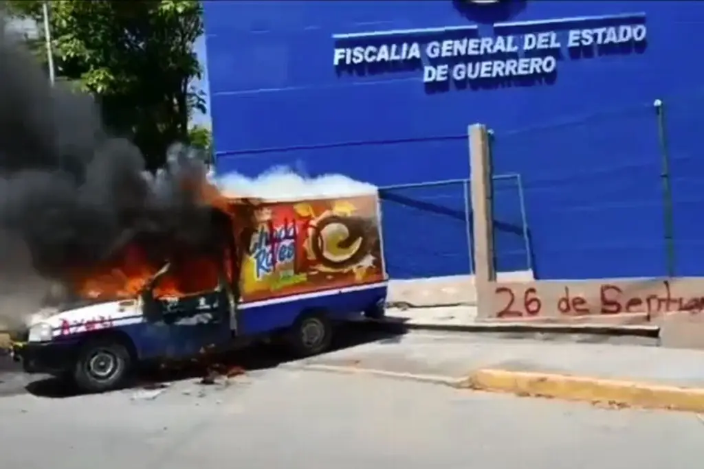 Imagen Estudiantes vandalizan Fiscalía de Guerrero por desaparecidos de Ayotzinapa (+Video)