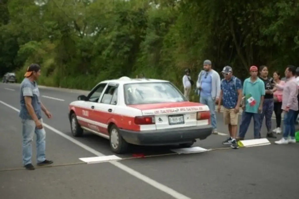 Imagen Vecinos bloquean la carretera Xalapa-Coatepec