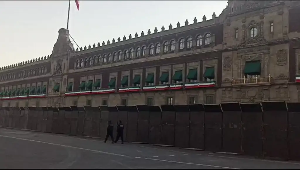 Imagen Vallas metálicas de 3 metros de altura blindan Palacio Nacional (+Video)