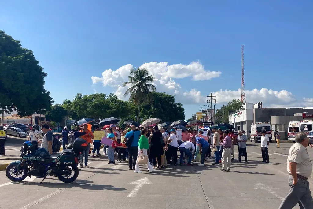 Imagen Cierre vial en Diaz Mirón; bloquean por falta de medicamentos en el ISSSTE de Veracruz