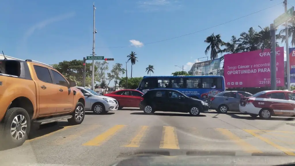 Imagen Caos vial por bloqueo en ISSSTE de Díaz Mirón, en Veracruz 