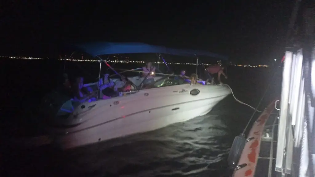 Rescatan a 12 personas, entre ellas 6 menores, frente a costas del puerto de Veracruz 