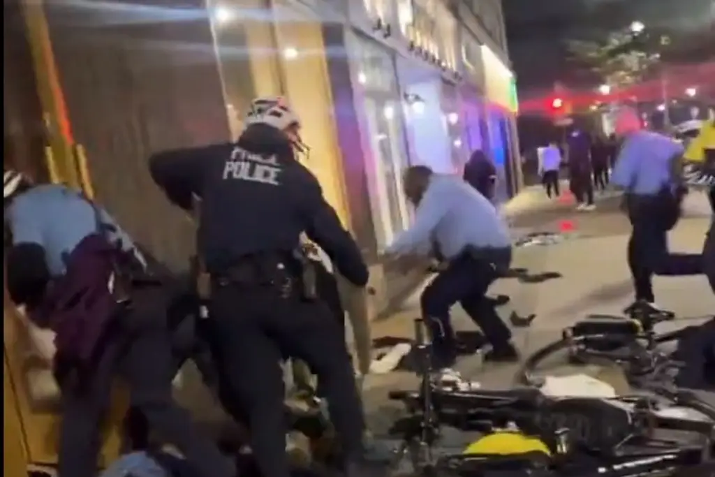 Imagen Sujetos enmascarados saquean tiendas en Filadelfia tras fallo de jueza (+Video)