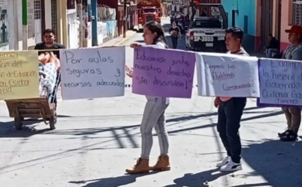 Imagen Estudiantes toman la carretera Zongolica-Orizaba; esto exigen 