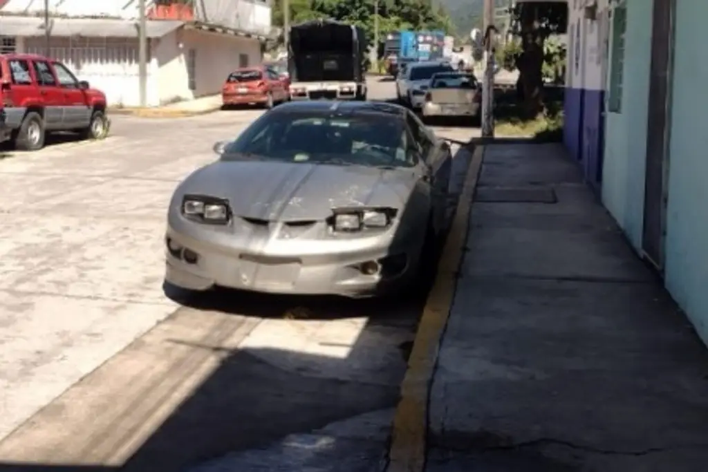 Imagen Hallan sin vida a hombre al interior de un auto 