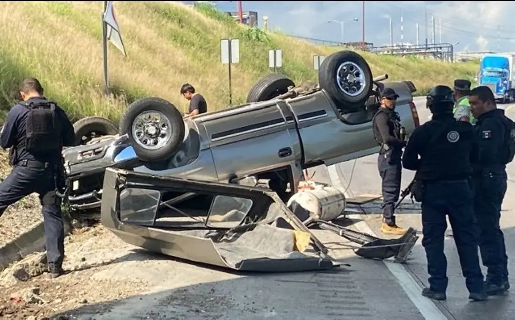Imagen ¡Uno más! Vuelca camioneta en autopista de Veracruz; hay al menos 3 lesionados 