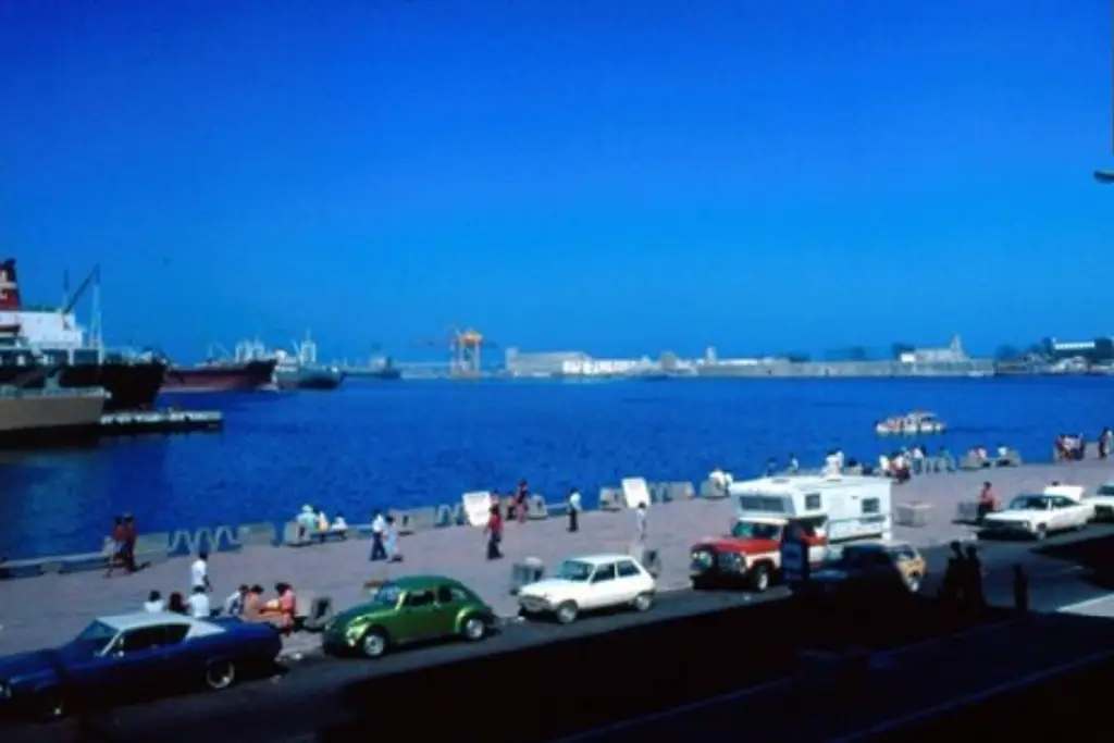 Imagen Impactante foto del ayer: ¿Recuerdas el malecón de Veracruz con autos antiguos? 