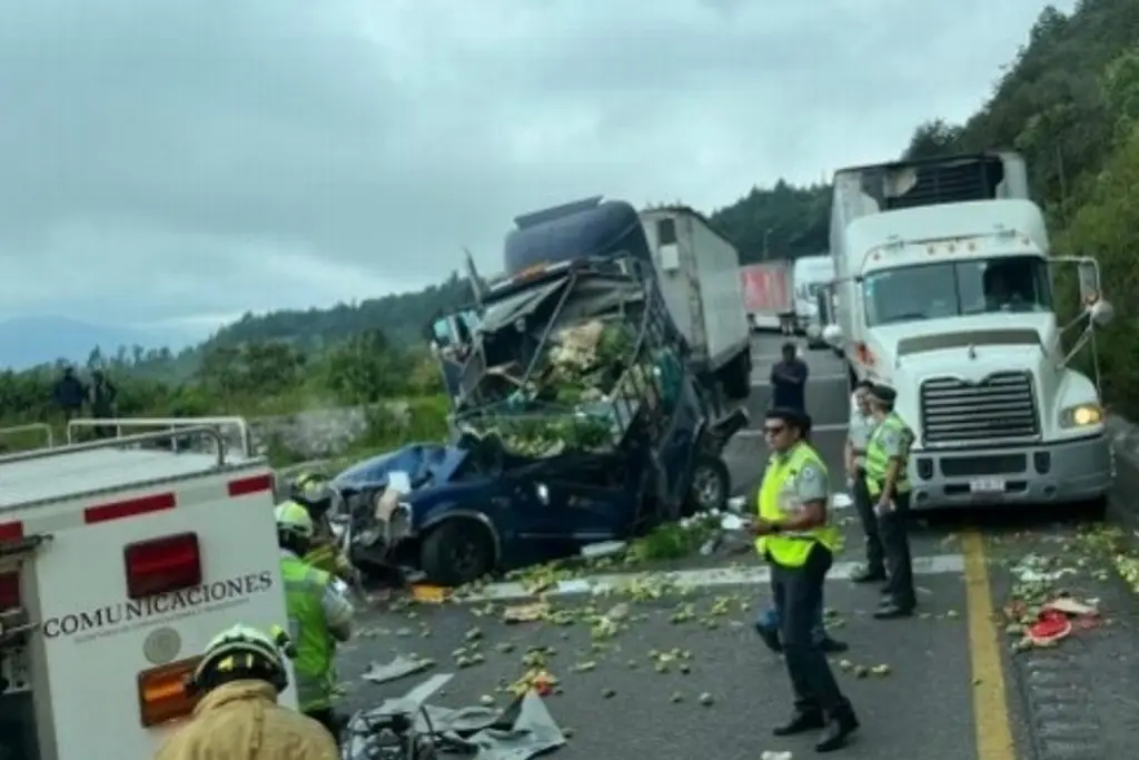 Imagen Fuerte accidente automovilístico en autopista de Veracruz; chofer queda prensado 