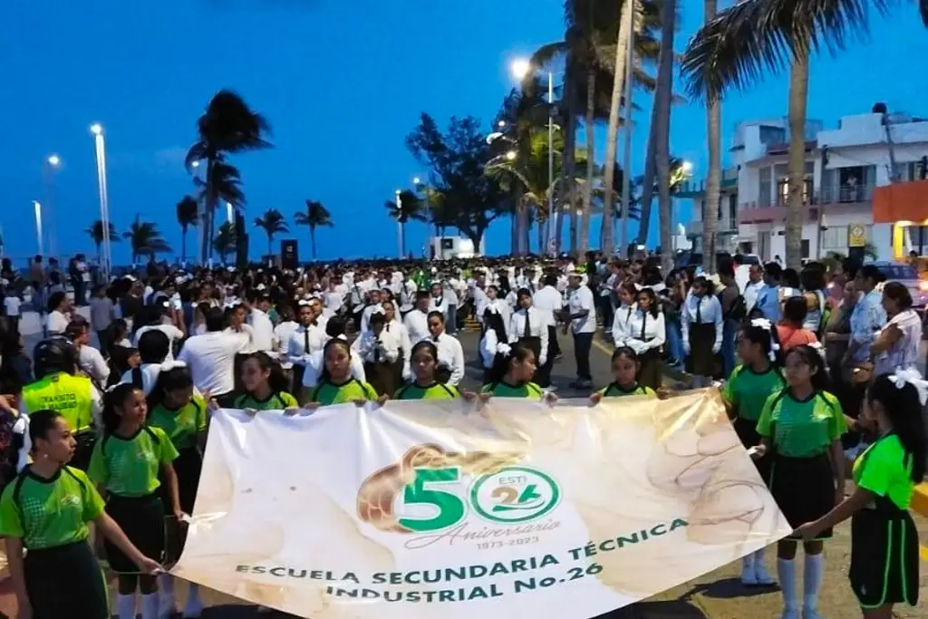 Imagen Desfilan para celebrar 50 años de la ESTI 26 en Veracruz