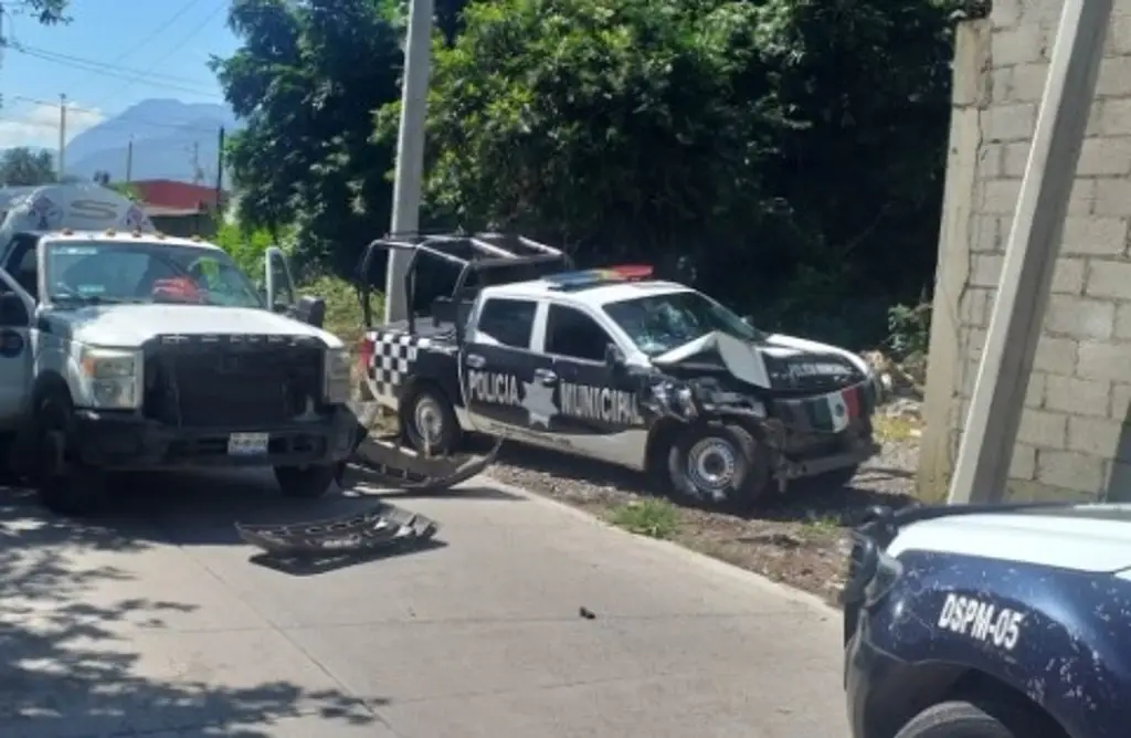 Imagen Choca patrulla contra camión repartidor; hay 2 lesionados 