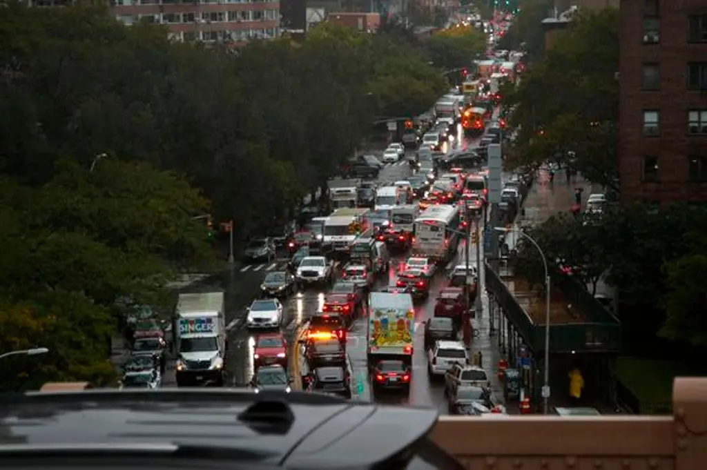 Imagen Alcalde se defiende de críticas por respuesta tardía por mal tiempo en Nueva York