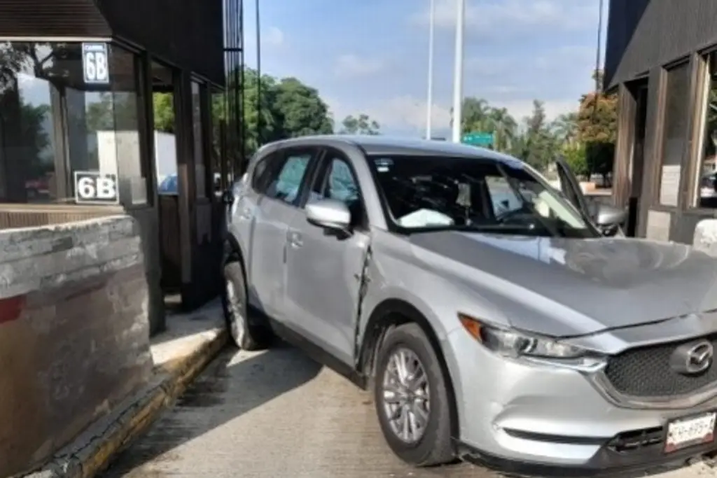 Imagen Camioneta choca contra muros protectores en caseta de Fortín; hay 3 heridos