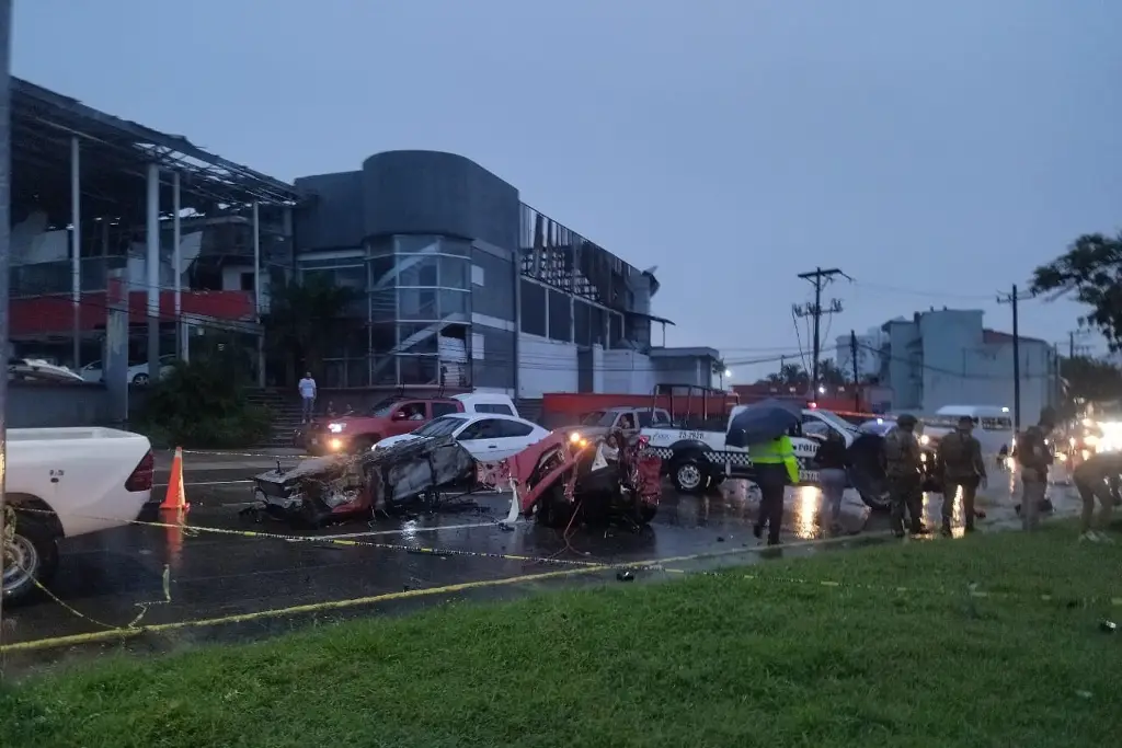 Imagen Auto se desbarata en choque en Boca del Río la mañana de este lunes