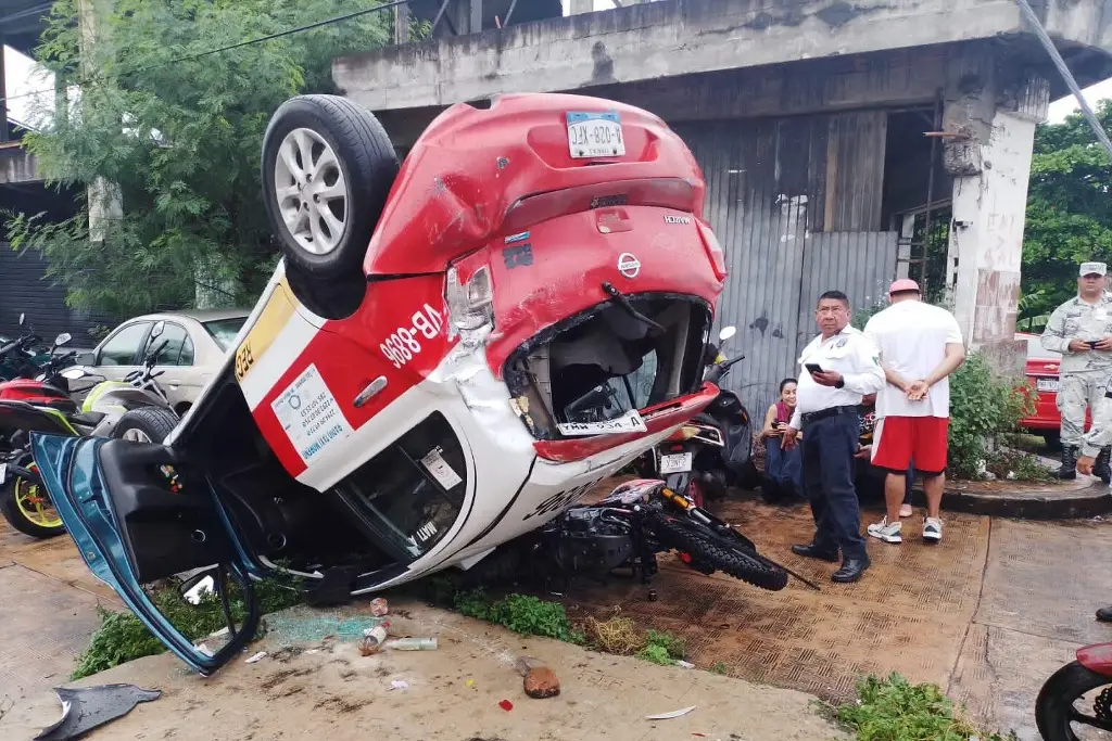 Imagen Vuelca taxi y motocicleta queda abajo, en Boca del Río