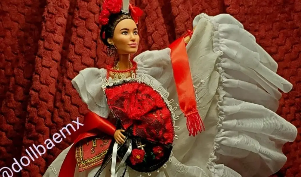 Imagen Norteamericana se enamoró de la cultura mexicana y crea la Barbie Jarocha