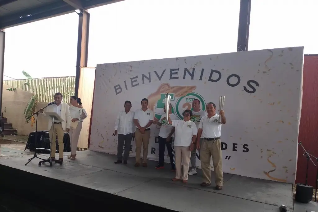 Imagen Celebran 50 años de existencia de la ESTI 26 en Veracruz