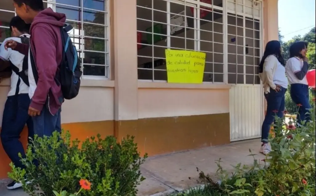 Imagen Alumnos y padres de familia toman escuela en Rafael Delgado, Veracruz; esto exigen