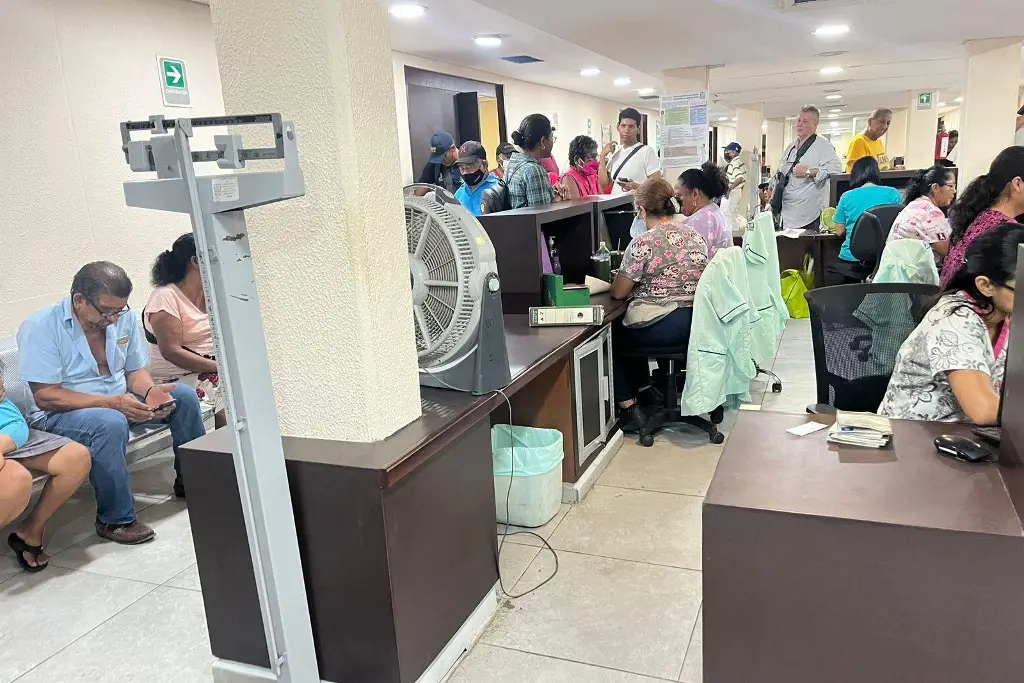 Imagen 'Estamos en una olla de frijoles': dicen en el IMSS de Veracruz por falta de aire acondicionado (FOTOS)