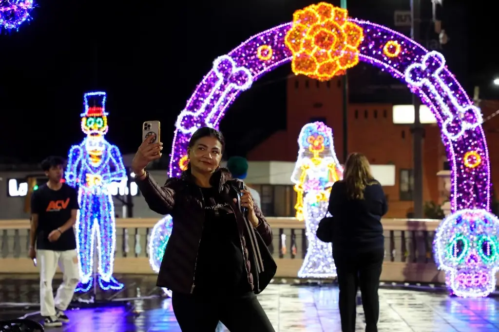 Imagen Xalapa se ilumina por el de Día de Muertos (+fotos)