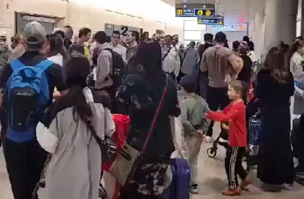 Imagen Mexicanos cantan el 'Cielito lindo' en aeropuerto antes de salir de Israel (+Video)