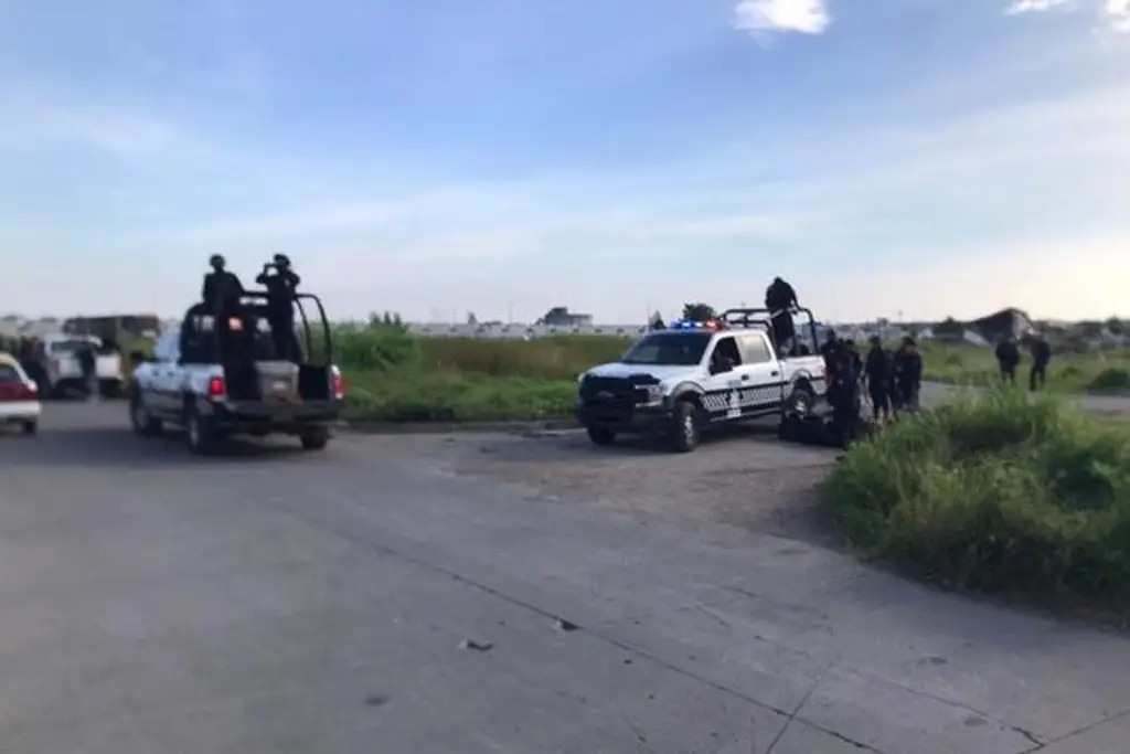 Imagen Fuerte presencia policiaca en Lagos de Puente Moreno de Medellín 