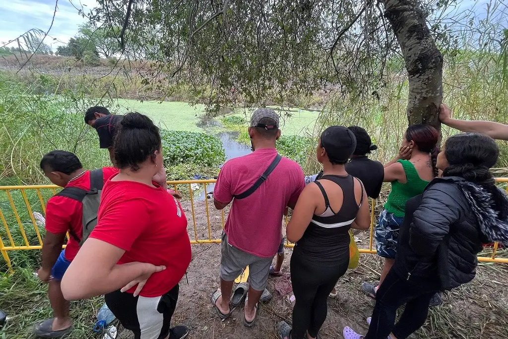 Imagen Migrantes salvan a venezolano de morir ahogado en el Río Bravo