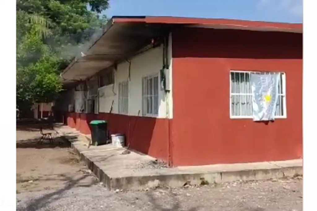 Imagen Evacuaron a 400 alumnos de escuela primaria en El Tejar, Veracruz por incendio