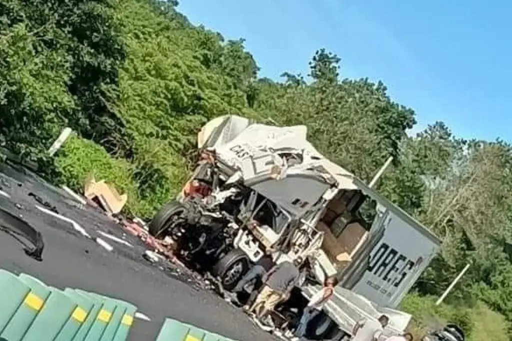 Imagen Accidente en autopista Cosamaloapan - Acayucan; conductor de camión resulta lesionado