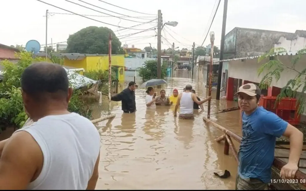 Imagen Reportan una persona desaparecida y 150 familias afectadas por desborde en Moloacán 
