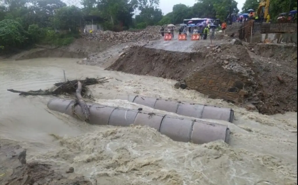 Imagen Más de 8 mil incomunicados en Misantla por caída de paso del arroyo Culebras