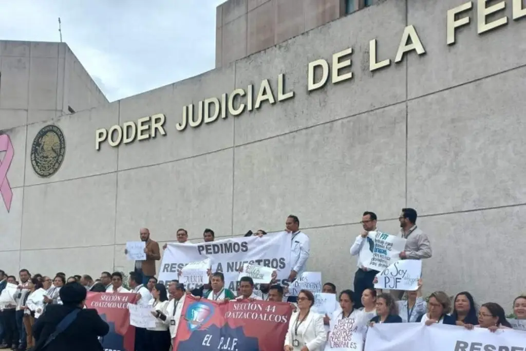 Imagen Trabajadores del Poder Judicial de Coatzacoalcos se suman a protestas por extinción de fideicomisos