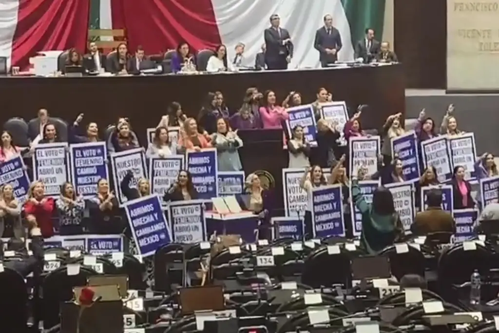 Imagen Guerra de porras por Xóchitl y Claudia en San Lázaro durante celebración del 70 aniversario del voto femenino (+Video)