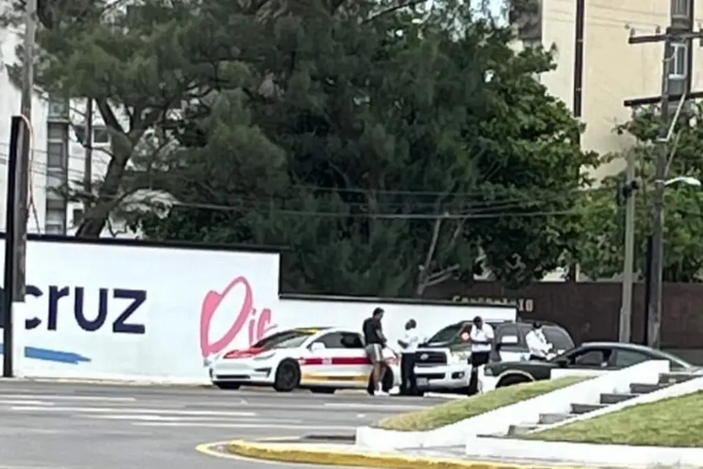 Imagen Primero el Porsche de taxi y ahora ¡Un Tesla!