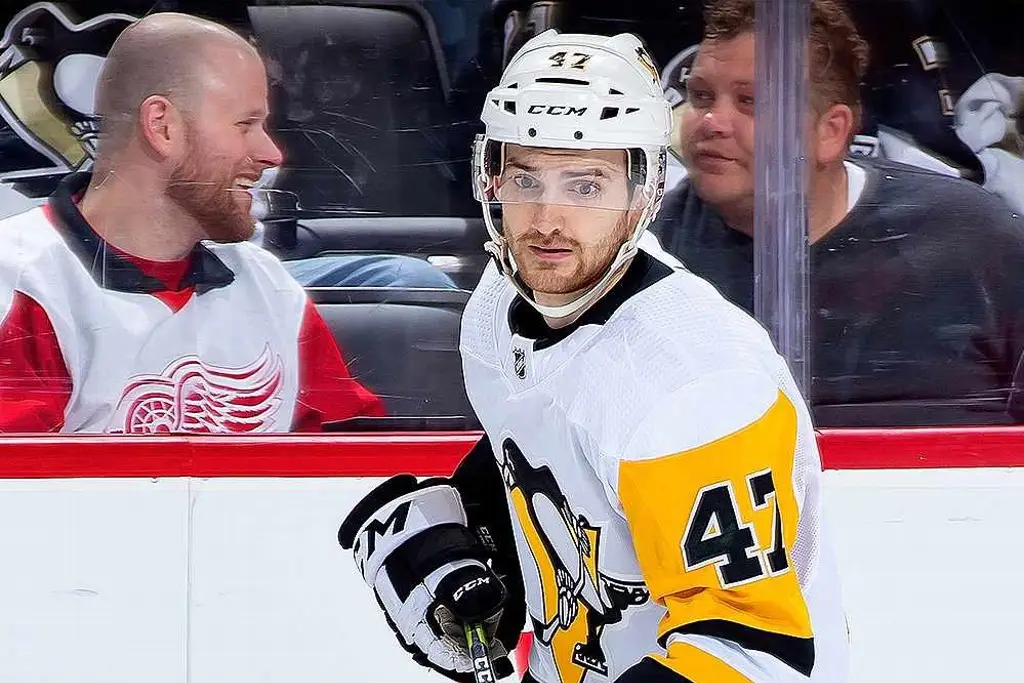 Imagen Jugador de hockey cae y se corta el cuello con los patines de un rival (+video) 