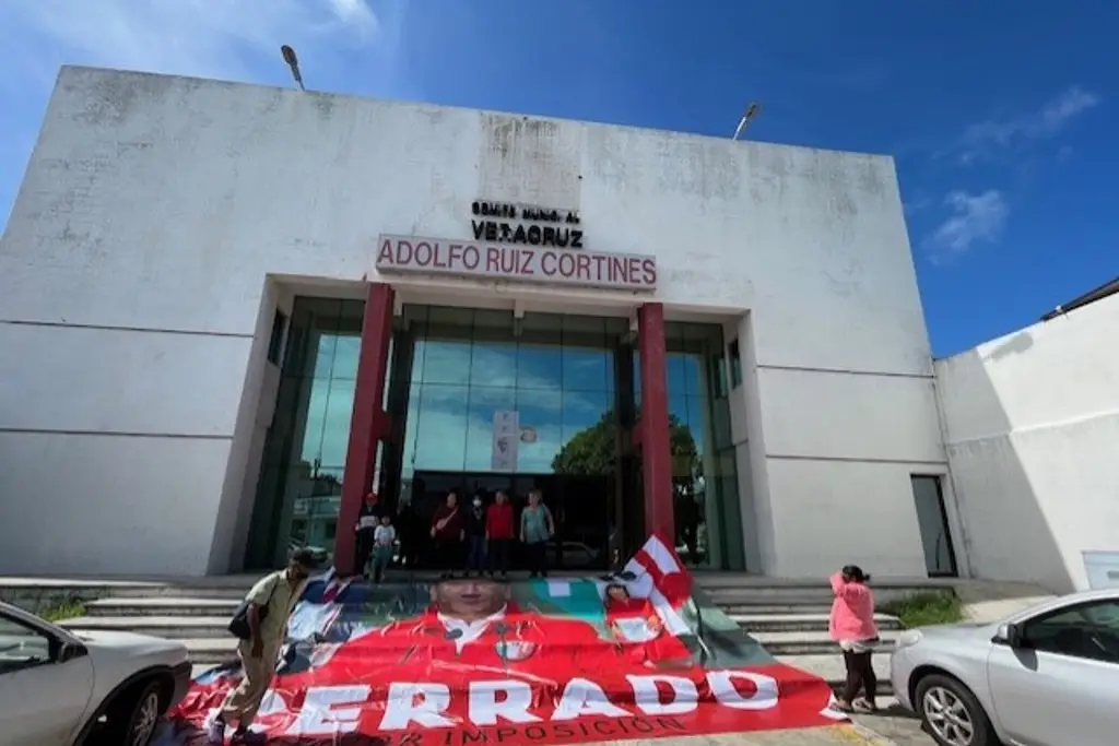 Imagen Ahora toman edificio del PRI de Veracruz