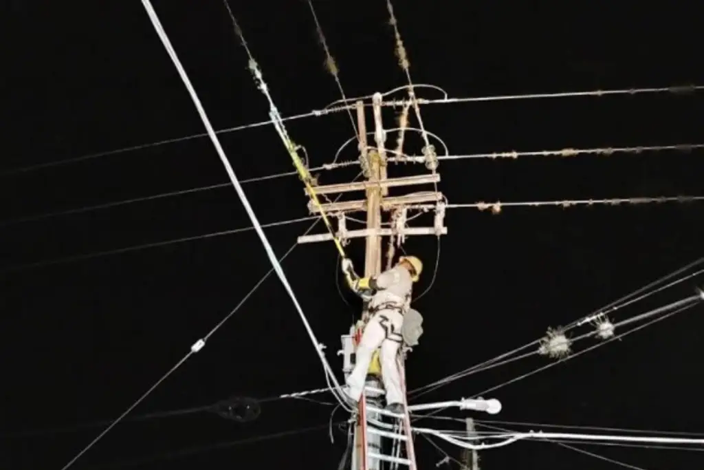 Imagen CFE trabaja para restablecer luz a usuarios afectados por Frente frío 8 en Veracruz