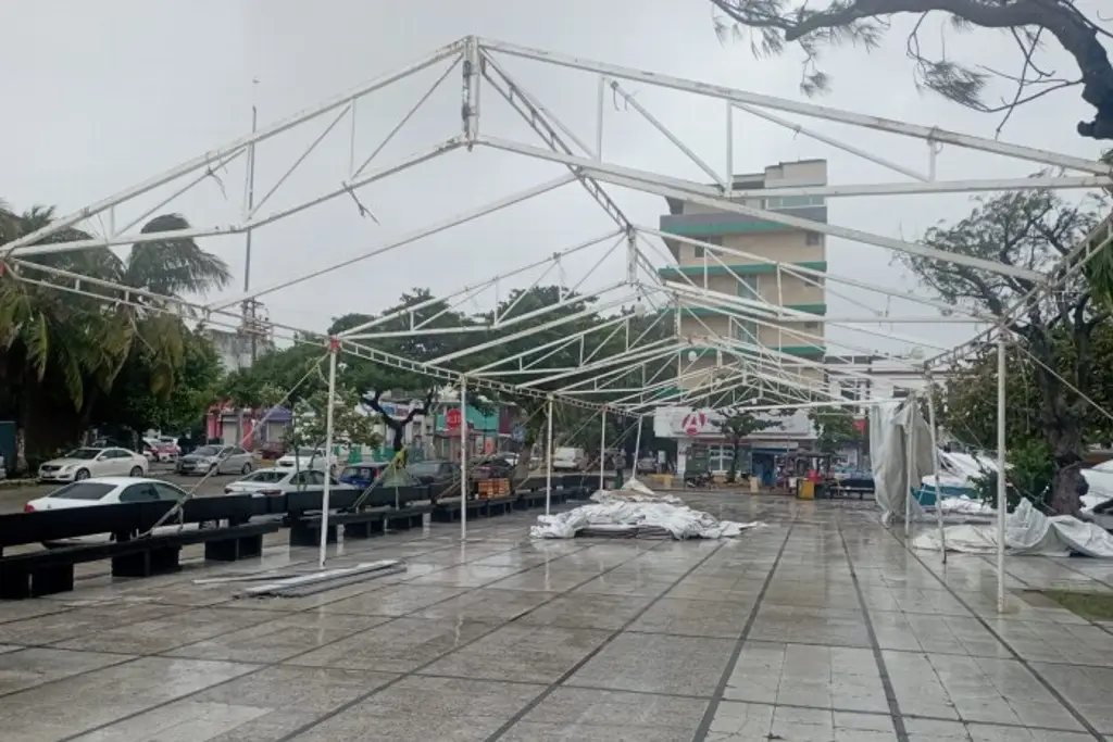 Imagen Colapsa estructura de feria artesanal en Coatzacoalcos