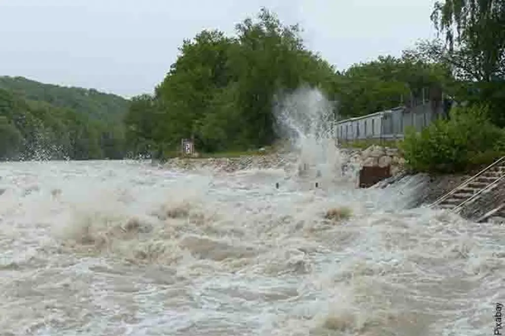 Imagen Reportan desborde del río Agua Dulce e inundaciones en varias colonias