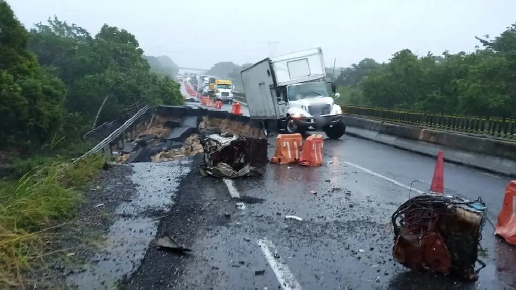 Imagen Cierran autopista Nuevo Teapa-Cosoleacaque, en Veracruz por enorme socavón 