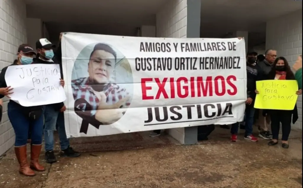 Imagen Exigen justicia por muerte de Gustavo Ortiz en Cuartel San José, en Xalapa 