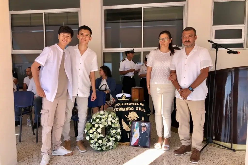 Imagen Escuela Náutica de Veracruz rinde homenaje a piloto que murió por impacto de Otis en Acapulco