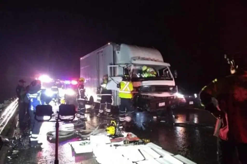 Conductor prensado al chocar por alcance contra un tráiler en la ...