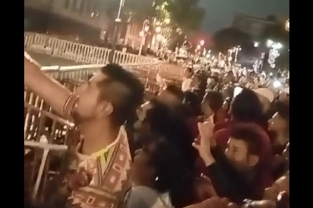 Imagen Simpatizantes adelantan festejo por 70 años de AMLO; cantan 