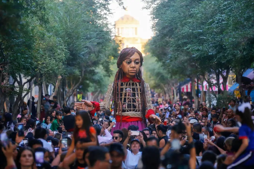 Imagen Amal, la marioneta gigante, llegó a Guadalajara para dar un mensaje de paz y respeto