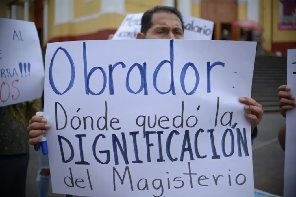 Imagen Protestan maestros: 'atienden grupo de 50 alumnos y ganan 5 mil pesos'