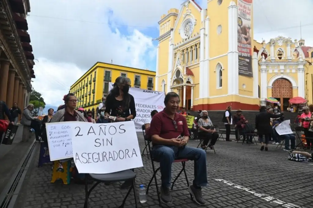 Imagen Pensionados del ISSSTE vuelven a bloquear centro de Xalapa para exigir pago de seguros