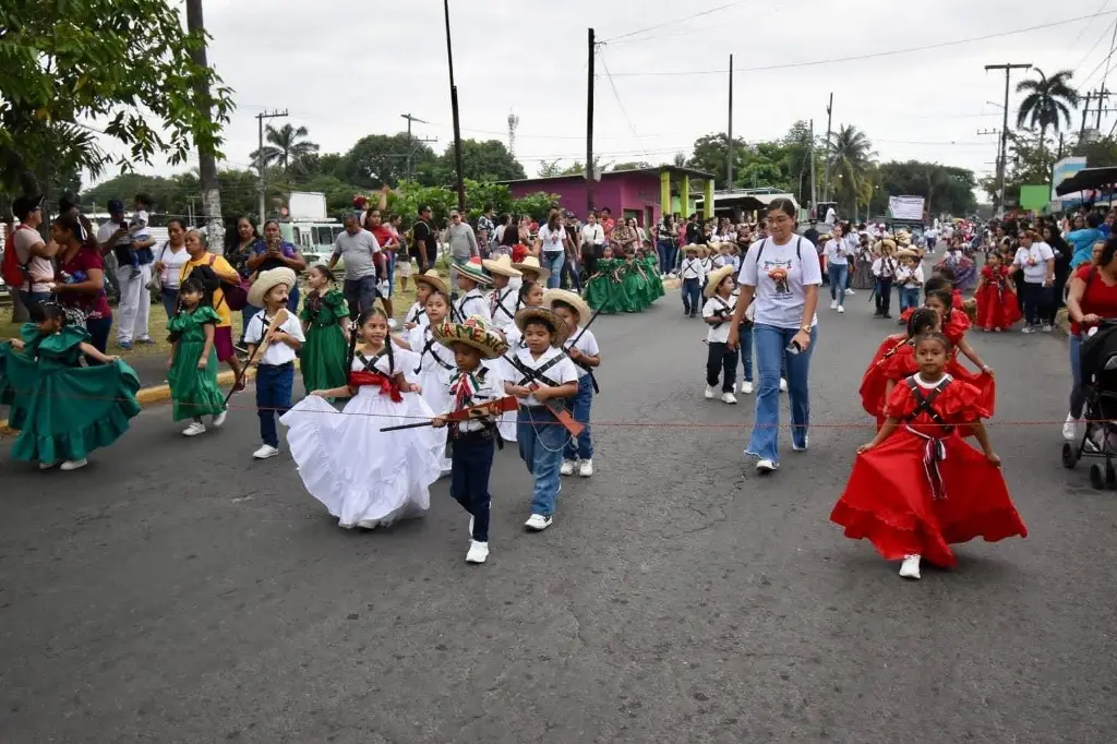 Imagen Realizan desfile por 113 Aniversario de la Revolución Mexicana en Medellín