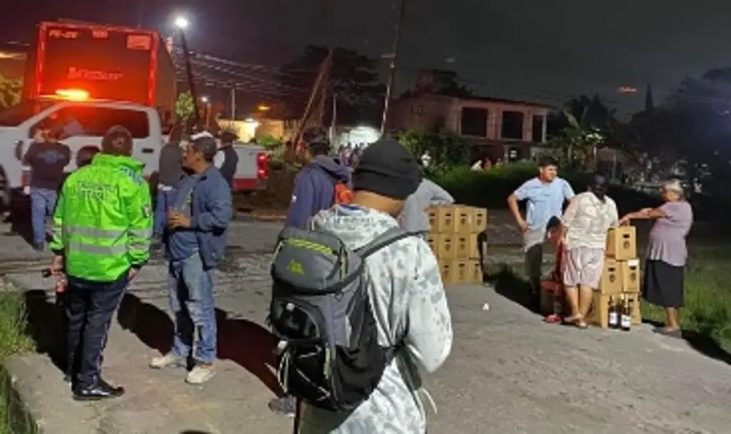 Imagen Vacían tráiler cargado de cerveza en autopista de Veracruz 