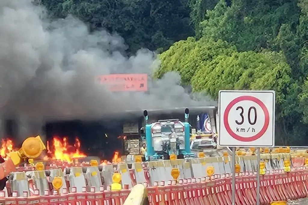 Imagen Cierran autopista México-Cuernavaca por fuerte choque e incendio