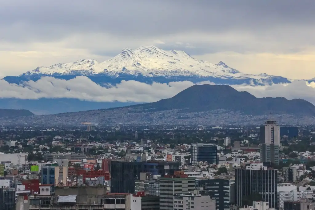 Imagen Así lucen 'La Mujer Dormida' y el Popocatépetl vestidos de blanco (+Fotos)